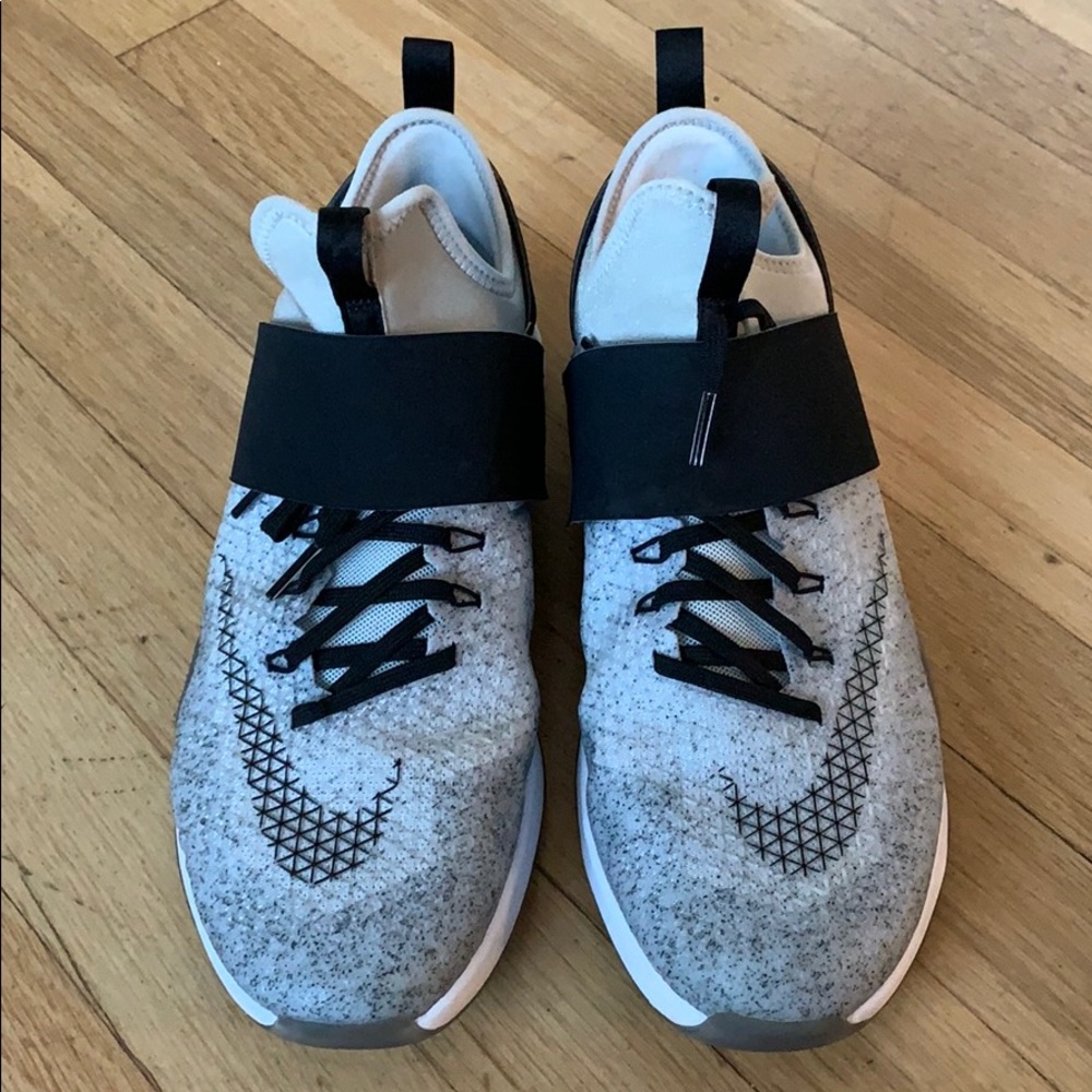 EUC Nike ZOOM “Strong”